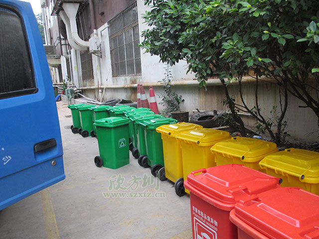  欣方圳塑料环保垃圾桶 走进赤壁物业小区