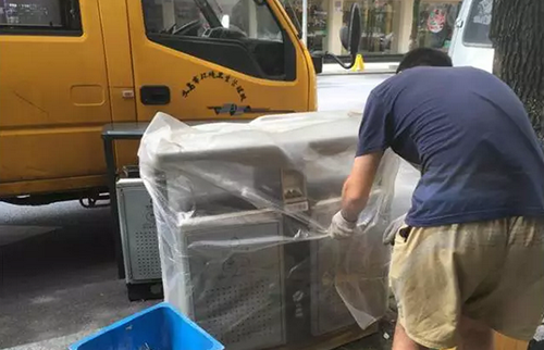    義烏這個果皮箱有“搞頭”，上面還可以發(fā)布公益廣告