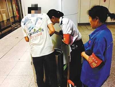 重庆小伙应手机遗失 狂翻站台地铁垃圾桶