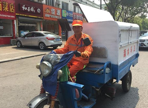 环卫工的坚持 每天清理五遍南京垃圾桶