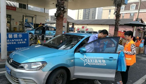对车窗抛物说不！长沙环卫局免费发放2000个车载垃圾桶