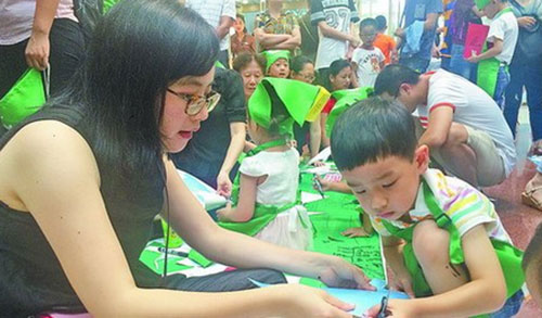 剪纸折垃圾桶 孩子们学习垃圾分类