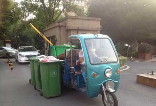移动垃圾桶变身“列车” 小区师傅收集垃圾有高招