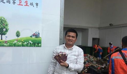 ?？谑忻駚G護(hù)照 環(huán)衛(wèi)工翻檢5噸垃圾找到