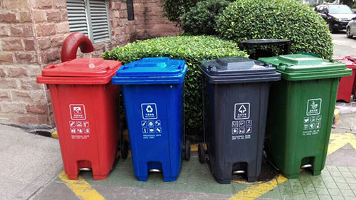     越来越多的欣方圳塑料垃圾箱走向荆州市政街道