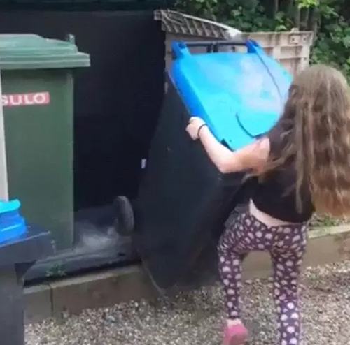    打臉！英國(guó)清潔工稱(chēng)垃圾桶難放 8歲女孩當(dāng)場(chǎng)示范