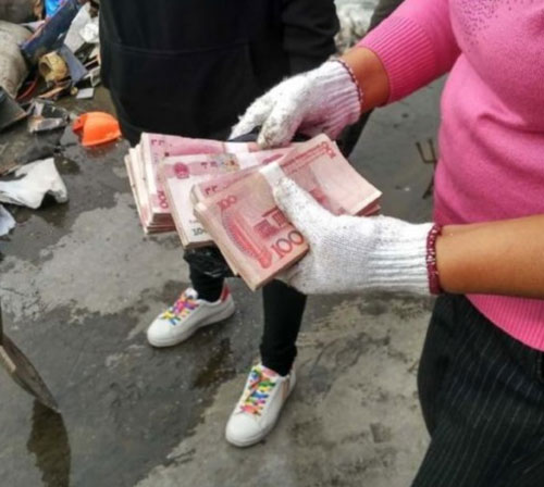 夫妻误扔5万货款 环卫工垃圾桶里寻回