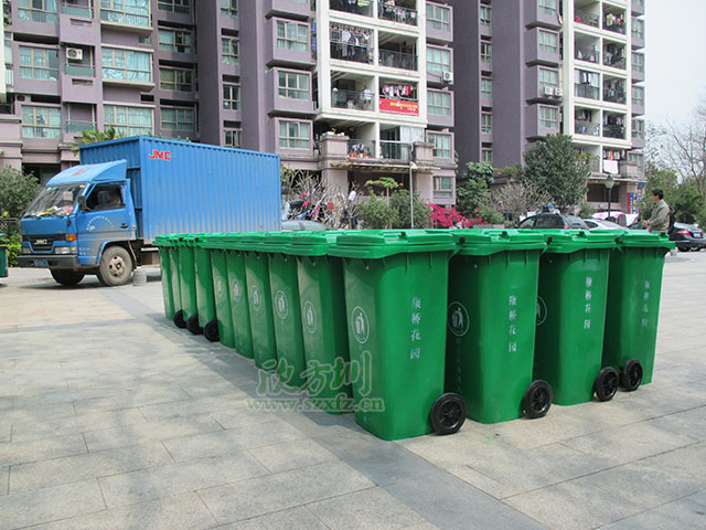 欣方圳垃圾桶厂家 为桂林市民发放塑料垃圾桶