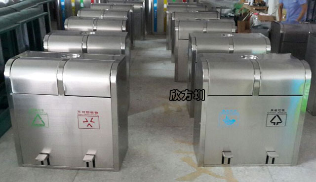 脚踏式不锈钢分类垃圾桶厂家批量生产图