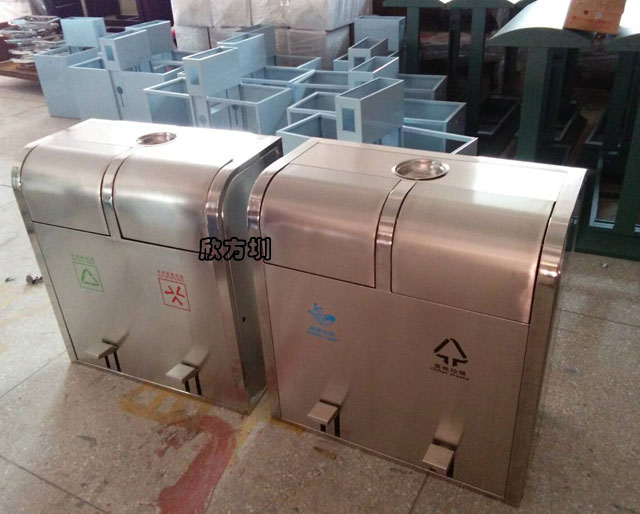 脚踏式不锈钢分类垃圾桶厂家批量生产图