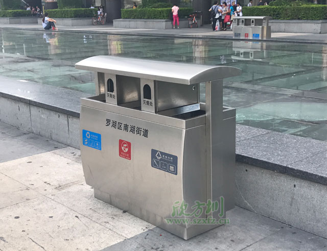 三分类不锈钢垃圾桶户外摆放图