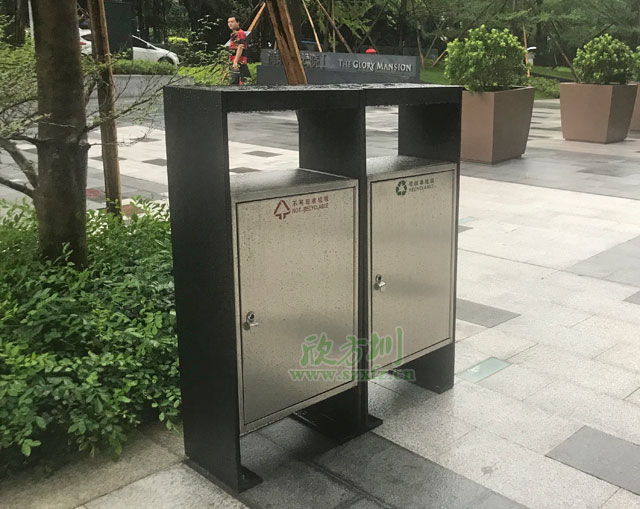 户外摇盖不锈钢分类果皮箱户外摆放图