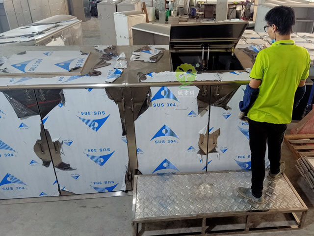 深圳龙华小区不锈钢垃圾分类亭配套大型脚踏垃圾桶