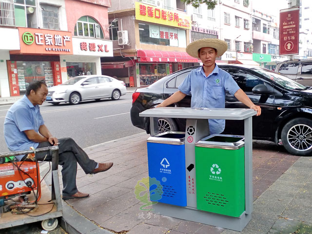 街道户外铁垃圾桶欣方圳厂家现场安装图