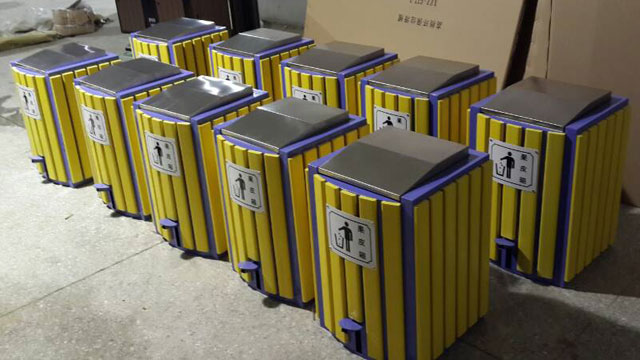 户外脚踏式钢木单桶垃圾桶工厂生产图