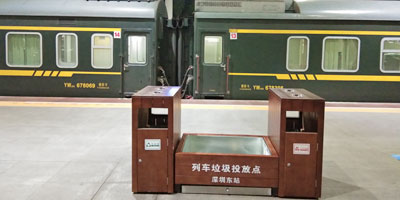 列车站台仿木花箱组合垃圾桶深圳东站摆放图