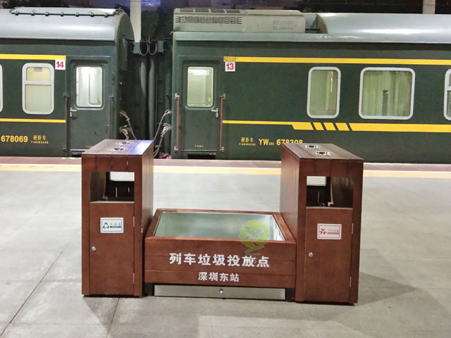 列车站台仿木花箱组合垃圾桶