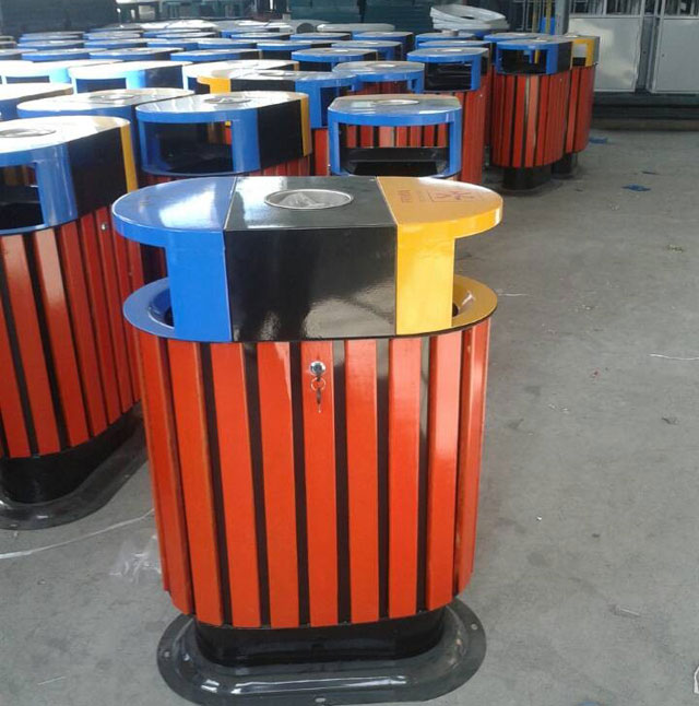 仿木烤漆钢木分类垃圾桶工厂批量生产图