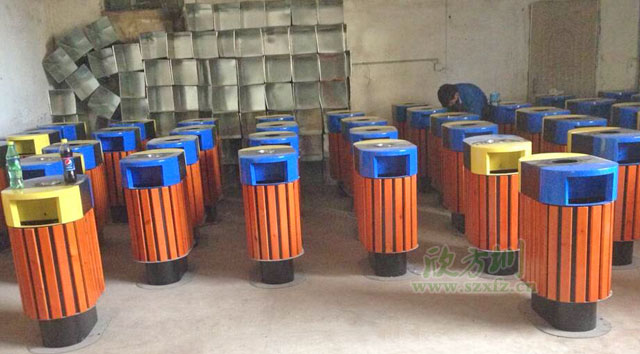 仿木烤漆钢木分类垃圾桶工厂批量生产图