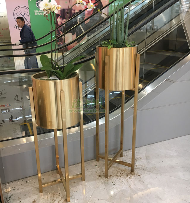 商场不锈钢组合花盆现场摆放图