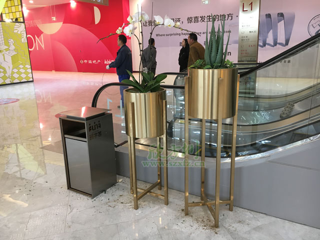 商场香槟金不锈钢花盆现场摆放图