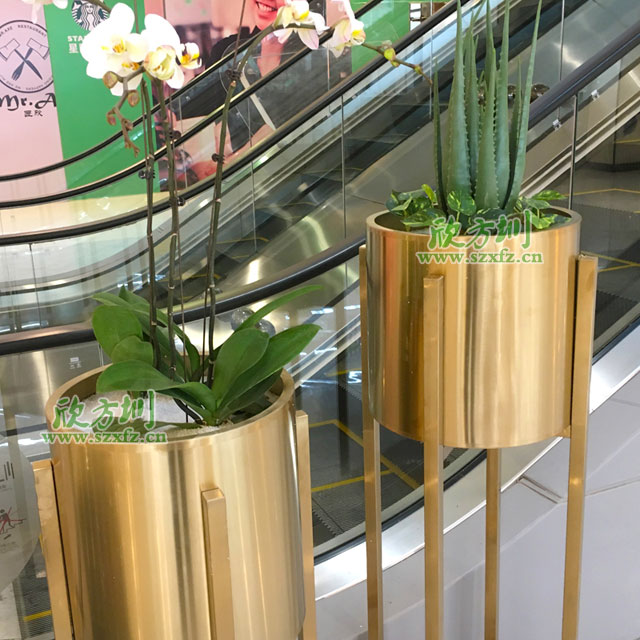 商场不锈钢花盆种上绿植现场摆放图