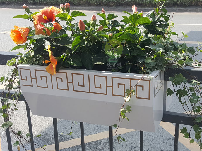 栏杆壁挂金属花箱-道路护栏景观花箱