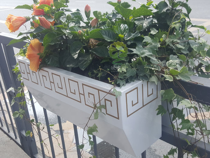 栏杆壁挂金属花箱-道路护栏景观花箱