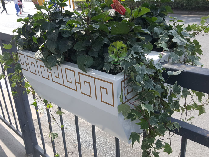 栏杆壁挂金属花箱-道路护栏景观花箱