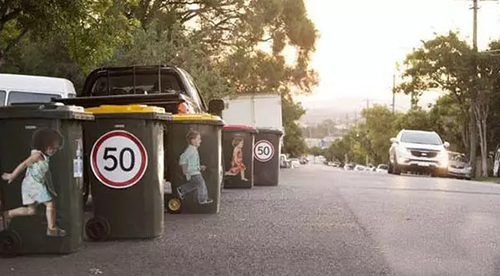 垃圾桶上貼安全標(biāo)識(shí)，提醒司機(jī)‘不要超速’