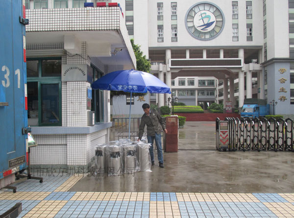欣方圳为宝安中学提供不锈钢垃圾桶