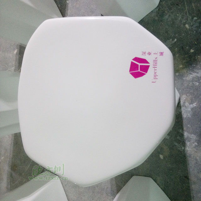 福田深业上城LOGO玻璃钢垃圾桶工厂生产图