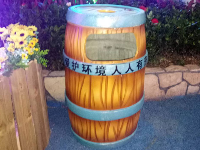 玻璃钢鼓形仿木垃圾桶优雅适用原生态主题