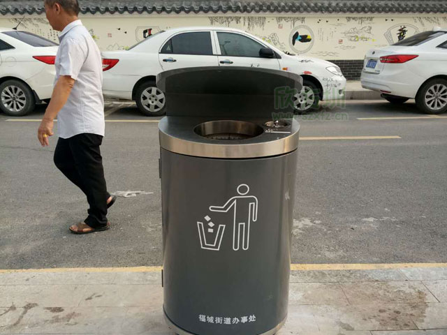 市政道路其他垃圾桶公交站其他垃圾收集容器户外公交站摆放实景图