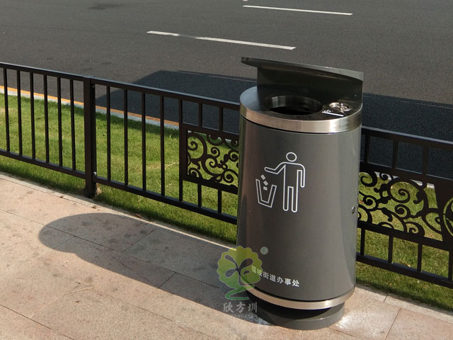 市政道路其他垃圾桶公交站其他垃圾收集容器道路摆放实景图