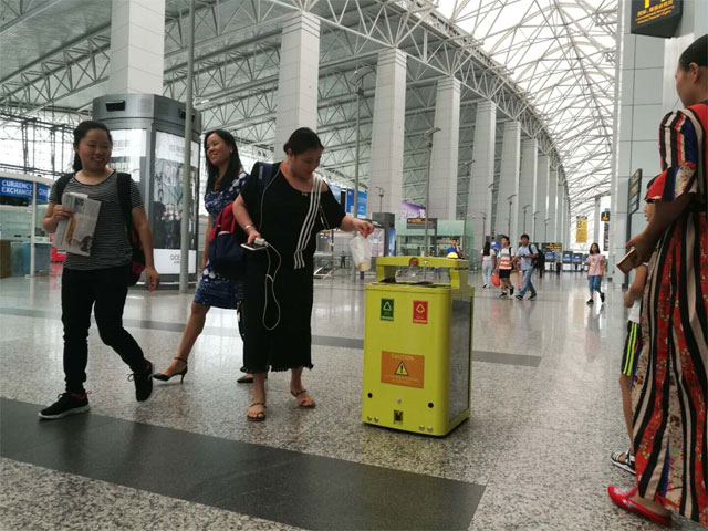 广州白云机场智能感应垃圾桶成网红