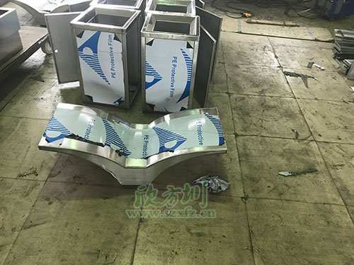 由手艺精湛的焊工师傅焊接，打磨师傅全程手工打磨而成。