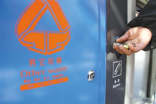 昆区76条主次干道换新式果皮箱