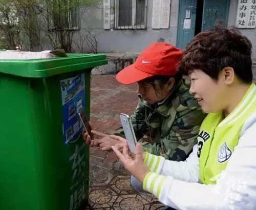 書報亭、早餐車，甚至垃圾桶都有二維碼“身份證”了。