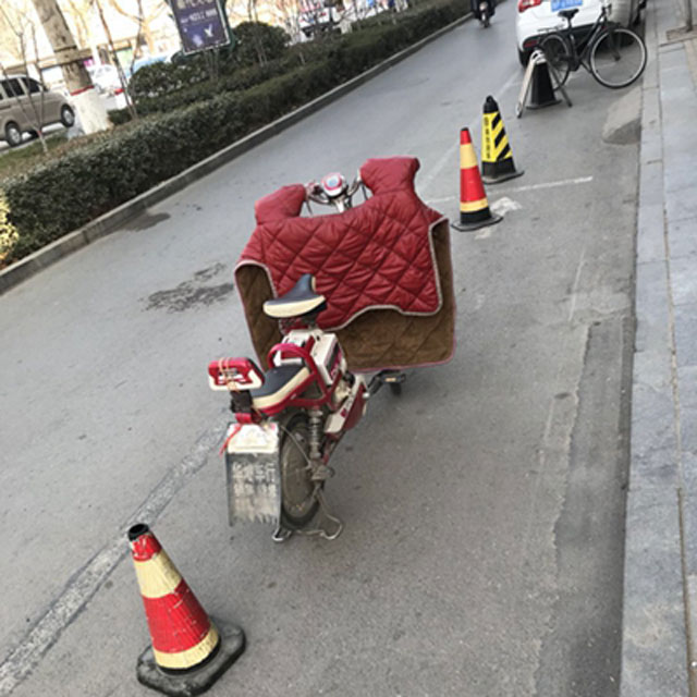 山东聊城临街商铺垃圾桶成占位神器