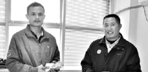  摩的師傅垃圾桶撿到萬元現(xiàn)金，拾金不昧送還失主