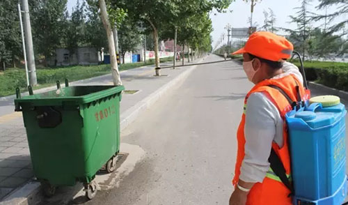 致敬環(huán)衛(wèi)工人，細(xì)心消除垃圾桶邊的蚊蠅