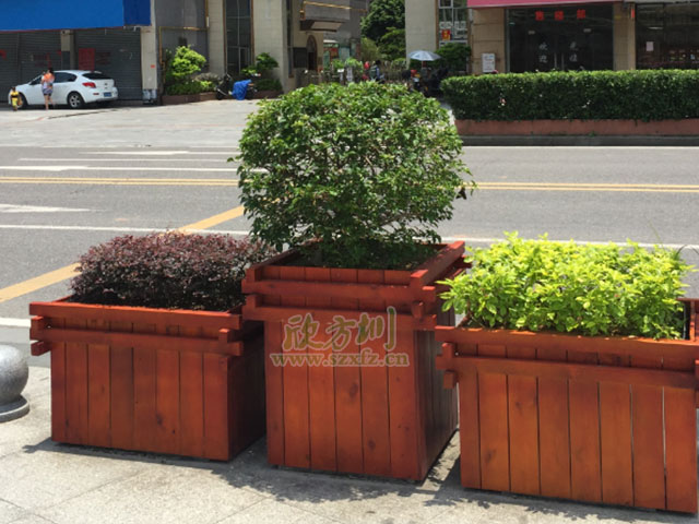    欣方圳木质花箱 让香格里拉鲜花遍地