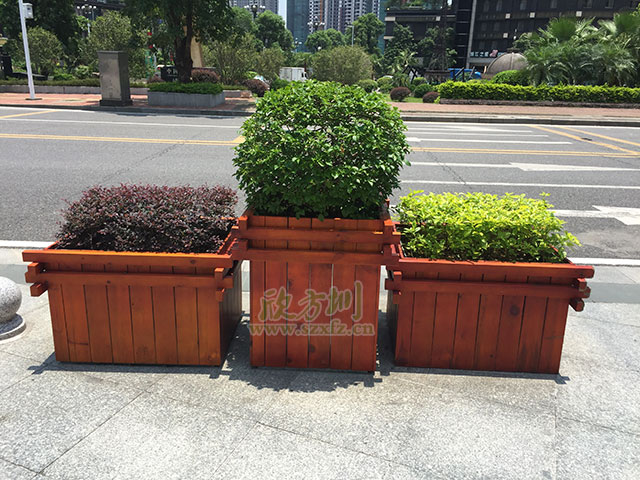    欣方圳木质花箱 让香格里拉鲜花遍地