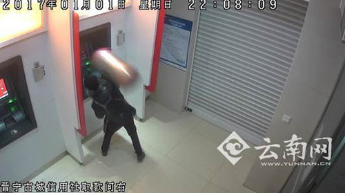 取款不成功，竟用垃圾桶出氣