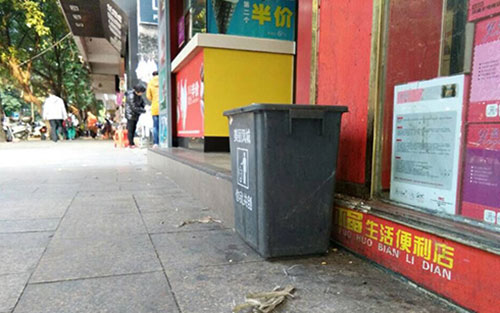 垃圾桶當(dāng)足球踢？！城區(qū)大半年累計(jì)丟近千個(gè)垃圾桶